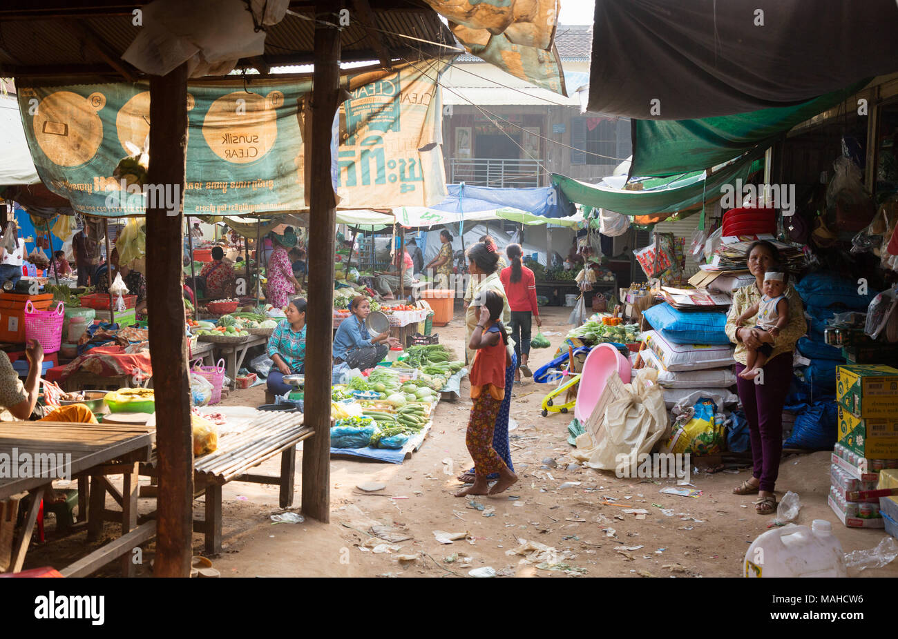 Mercato Asia Cambogia - La popolazione locale di shopping in Kampong Thom mercato, Kampong Thom, Cambogia del Sud-est asiatico Foto Stock
