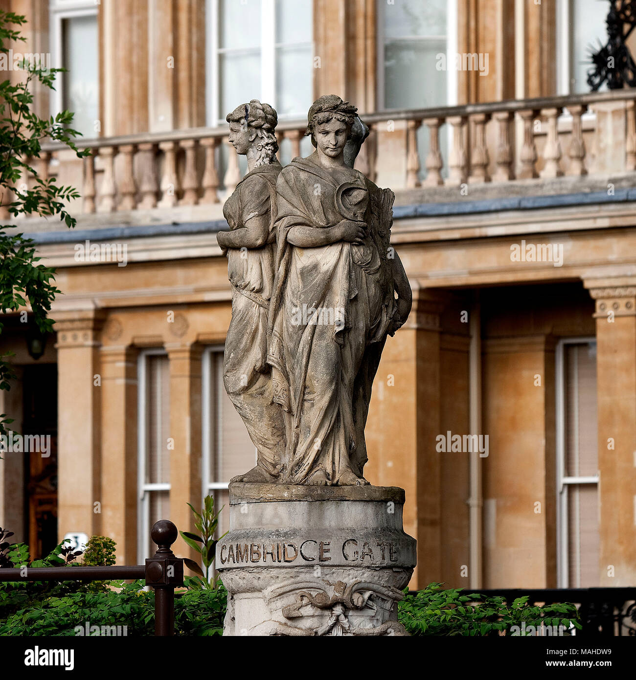 Cambridge Gate da unknown quattro gruppi di tre figure angeliche guardia dell'ingresso alla porta di Cambridge mansion in Regent's Park. Poco è noto di t Foto Stock