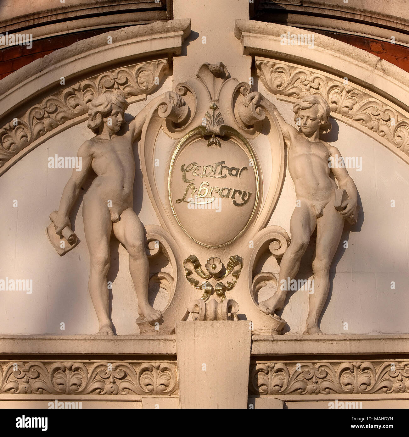 L'arte di Londra; statue e rilievi a parete da Ilpo Musto: East London University library di ingresso di Henry C Fehr ( 1867 - 1940) costruita nel 1898 come noi Foto Stock