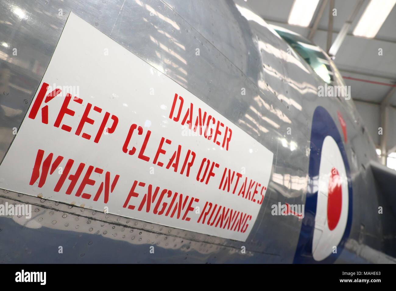 RAF jet da combattimento di aspirazione motore segno di avvertimento Foto Stock