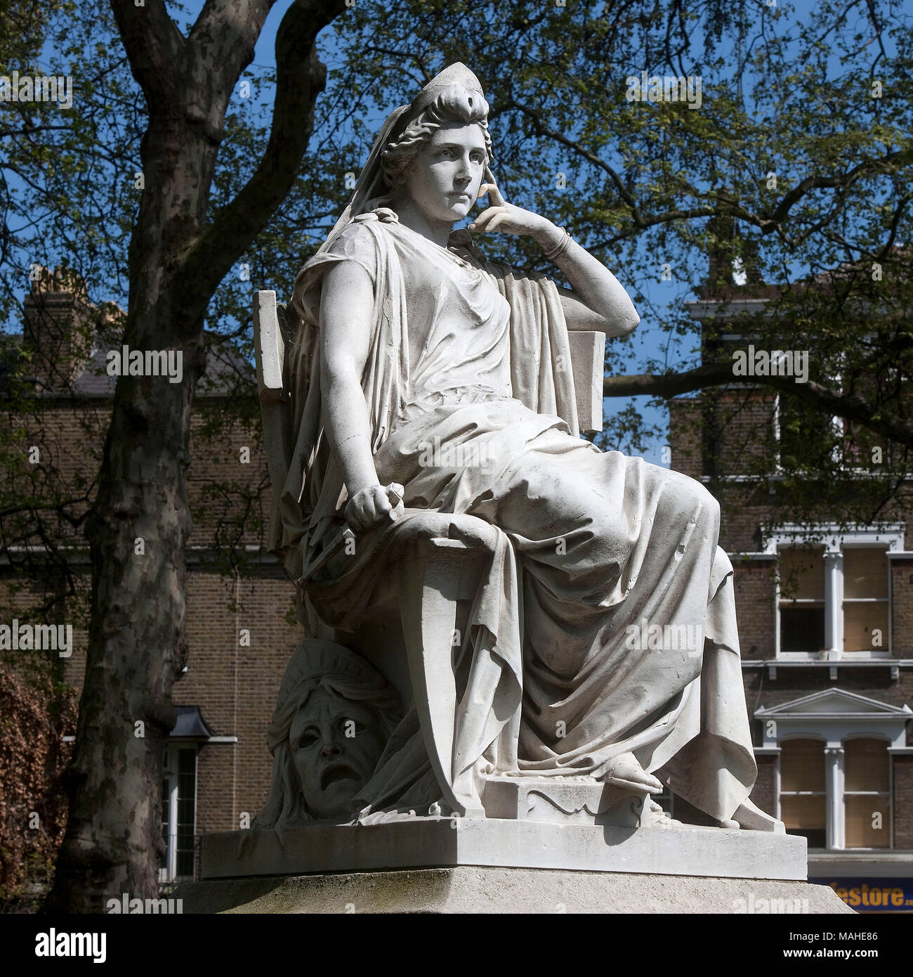 Sarah Siddons da Léon-Joseph Chavalliaud (1858 - 1921), l'attrice Sarah Siddons (1755 - 1831) ha la sua statua in Paddington verde vicino a St Mary's C Foto Stock