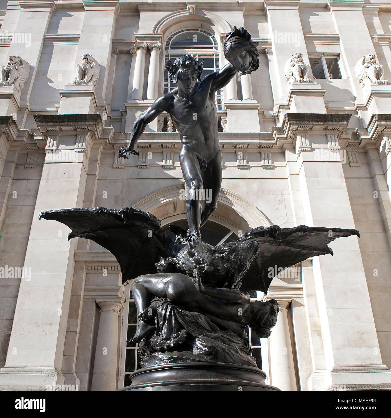 Il salvataggio di Andromeda da Henry C Fehr (1867 - 1940) Questa scultura da Henry C. Fehr sul lato destro dell'entrata alla Tate Britain è stata effettuata in 1 Foto Stock