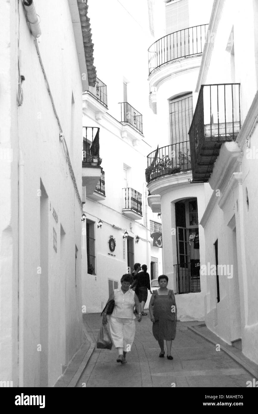 Le graziose case bianche nelle strade di Vejer de la Frontera in Andalusia Foto Stock