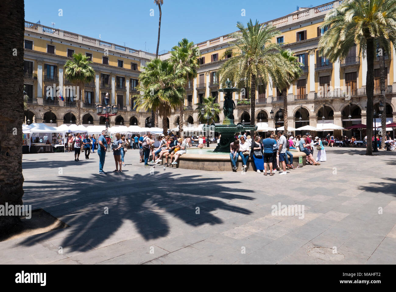 La Plaça Reial è un quadrato nel Barri Gòtic di Barcellona, in Catalogna, Spagna Foto Stock