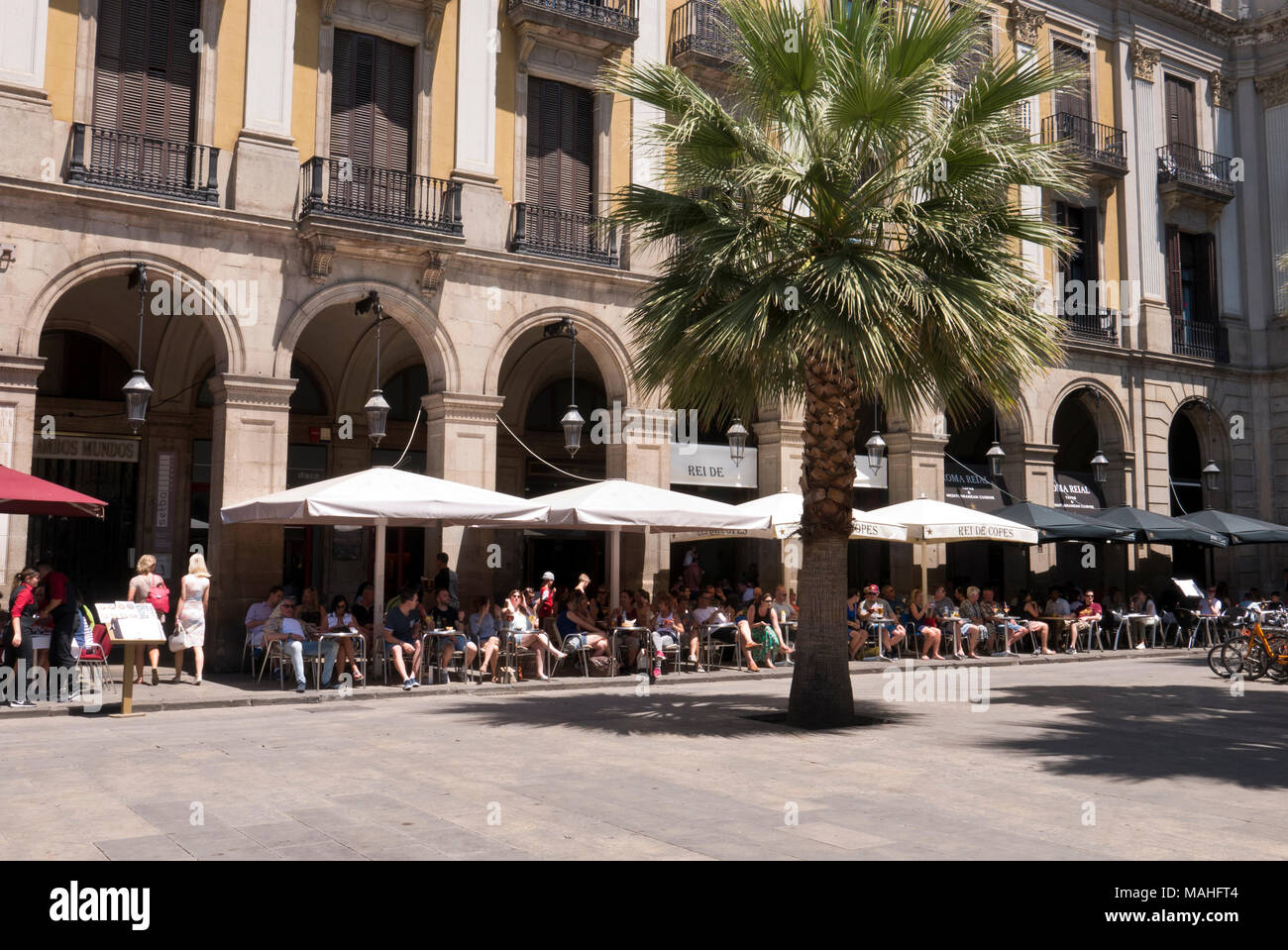 La Plaça Reial è un quadrato nel Barri Gòtic di Barcellona, in Catalogna, Spagna Foto Stock