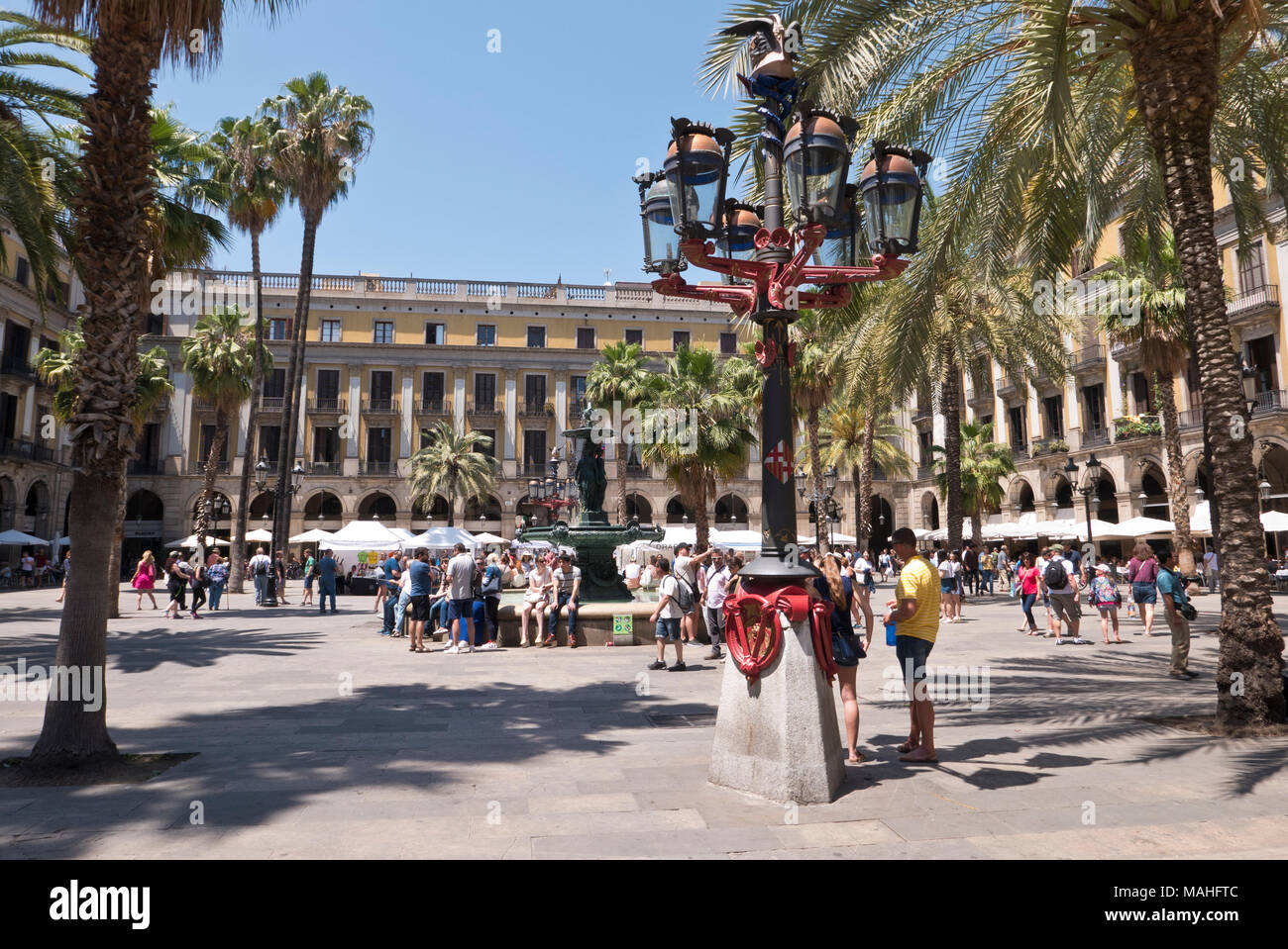 La Plaça Reial è un quadrato nel Barri Gòtic di Barcellona, in Catalogna, Spagna Foto Stock