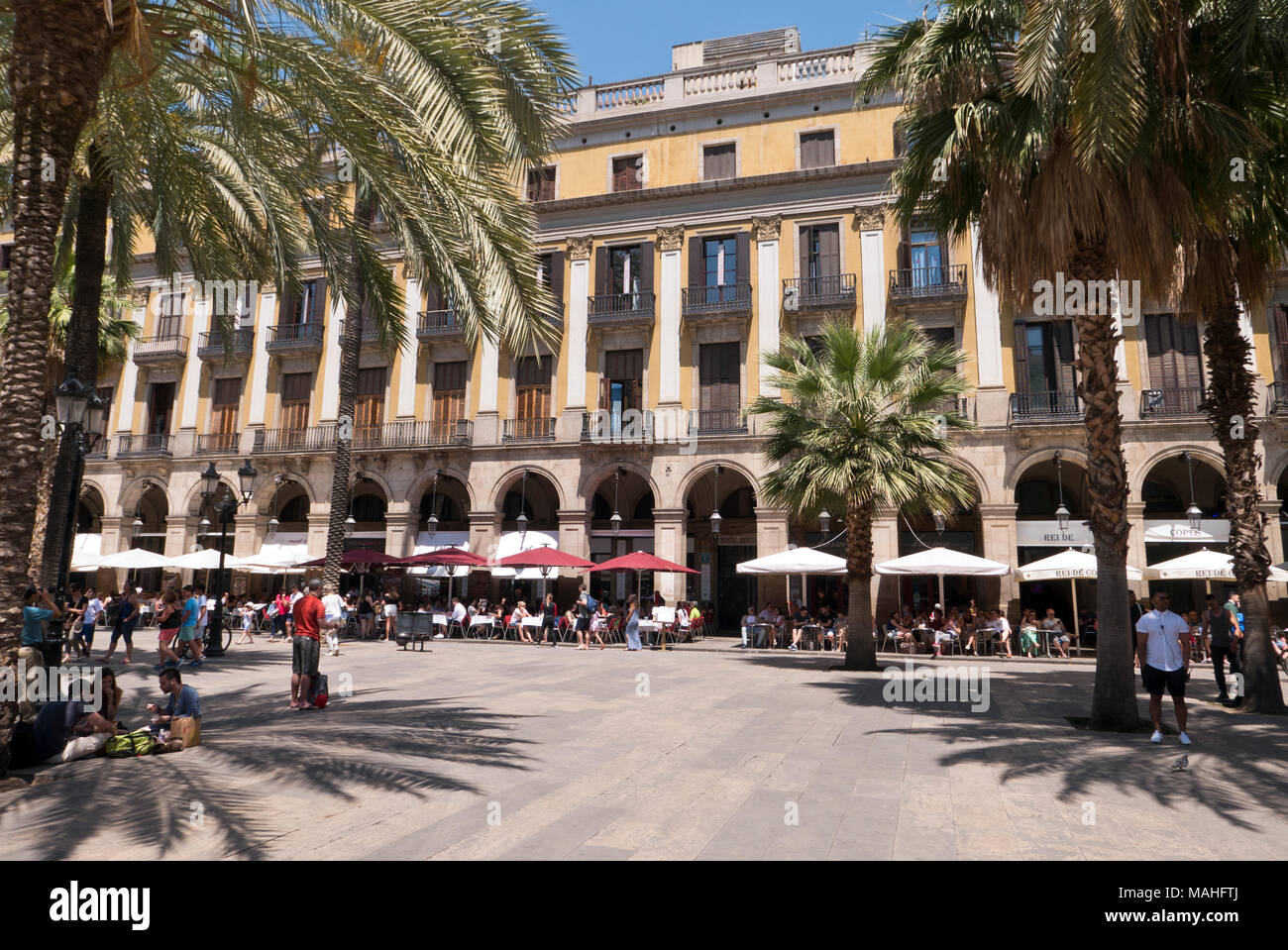La Plaça Reial è un quadrato nel Barri Gòtic di Barcellona, in Catalogna, Spagna Foto Stock