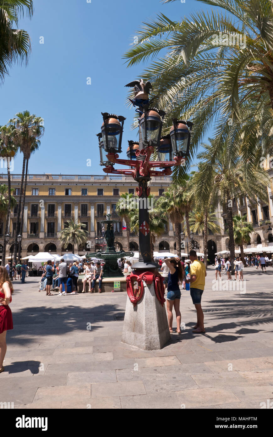 La Plaça Reial è un quadrato nel Barri Gòtic di Barcellona, in Catalogna, Spagna Foto Stock