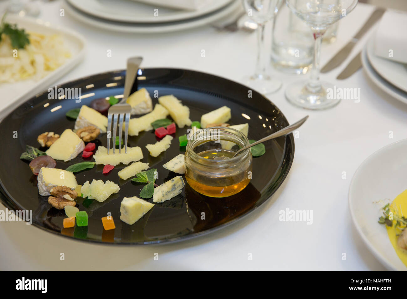 Il piatto di formaggi. Assortimento di formaggi con noci, pane un miele su  pietra ardesia piastra al buffet o un banchetto Foto stock - Alamy
