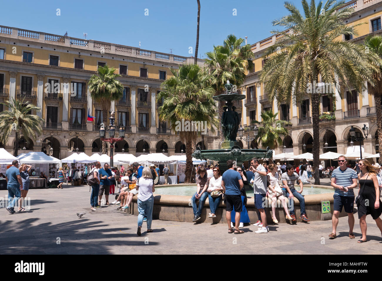 La Plaça Reial è un quadrato nel Barri Gòtic di Barcellona, in Catalogna, Spagna Foto Stock