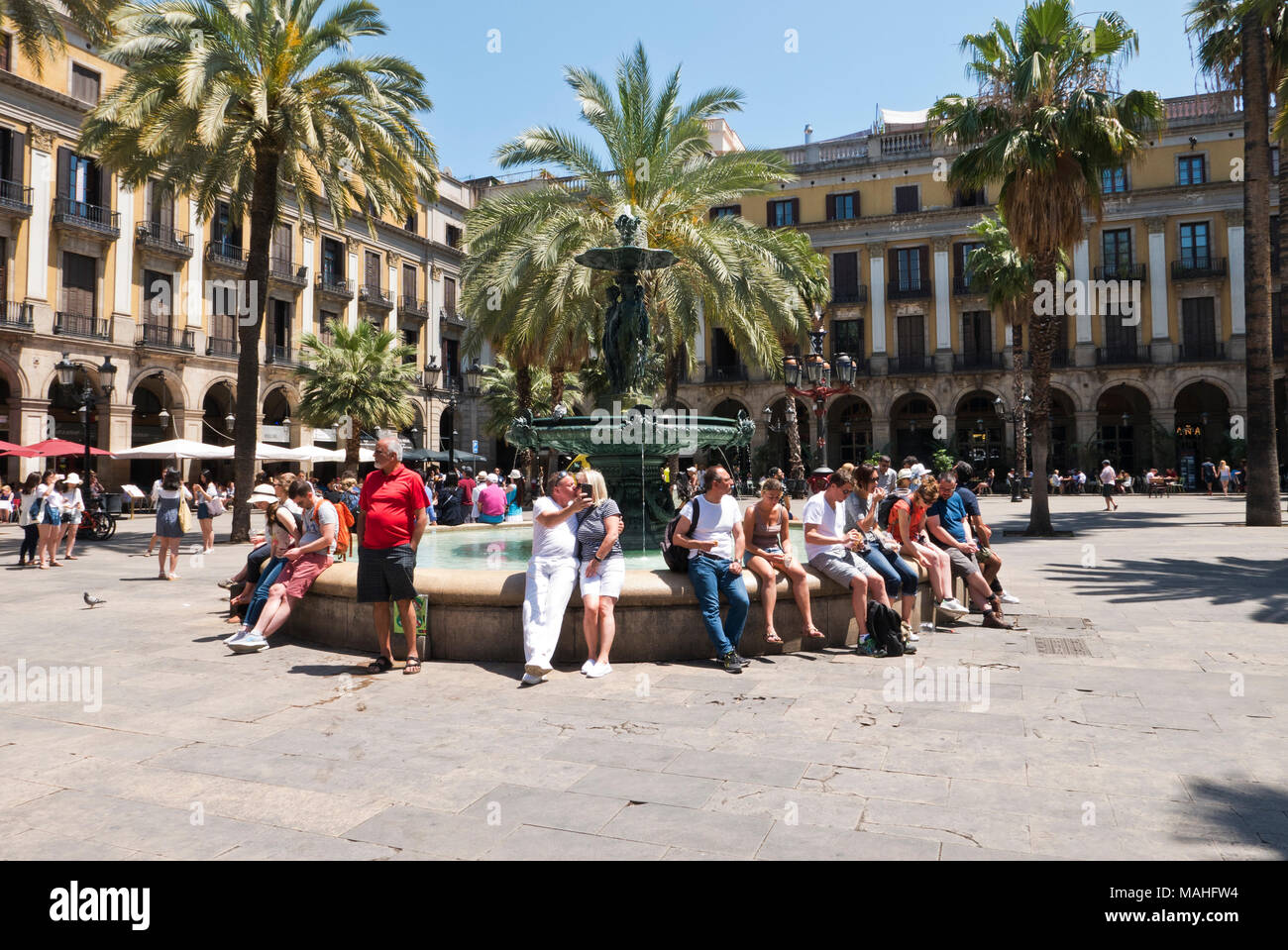 La Plaça Reial è un quadrato nel Barri Gòtic di Barcellona, in Catalogna, Spagna Foto Stock