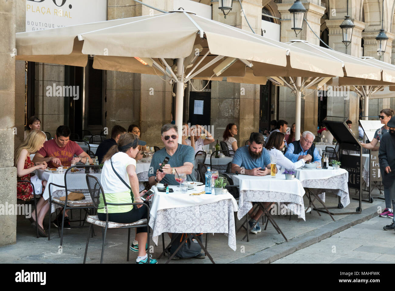 Diners in Plaça Reial un quadrato nel Barri Gòtic di Barcellona, in Catalogna, Spagna Foto Stock