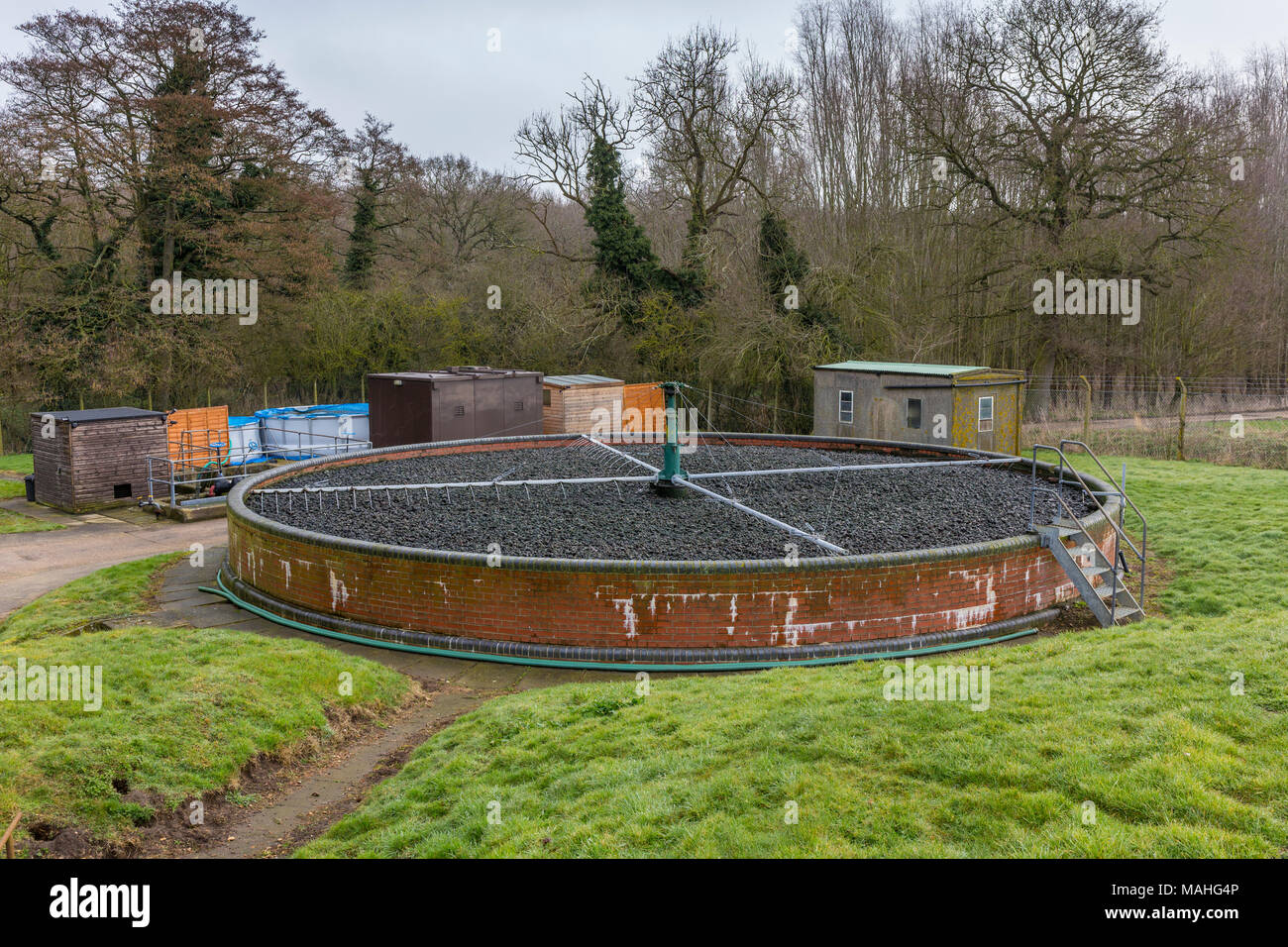 Impianti di trattamento delle acque reflue in grado, Suffolk, Regno Unito. I bracci rotanti versando acque reflue oltre il filtro biologico letto. Foto Stock