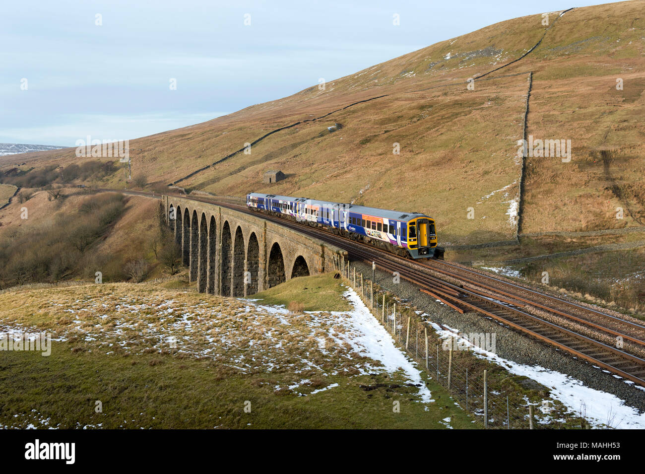 Un velocista treno passeggeri attraversa Arten Gill viadotto, Dentdale, Yorkshire Dales National Park, sul Settle-Carlisle linea ferroviaria. Foto Stock