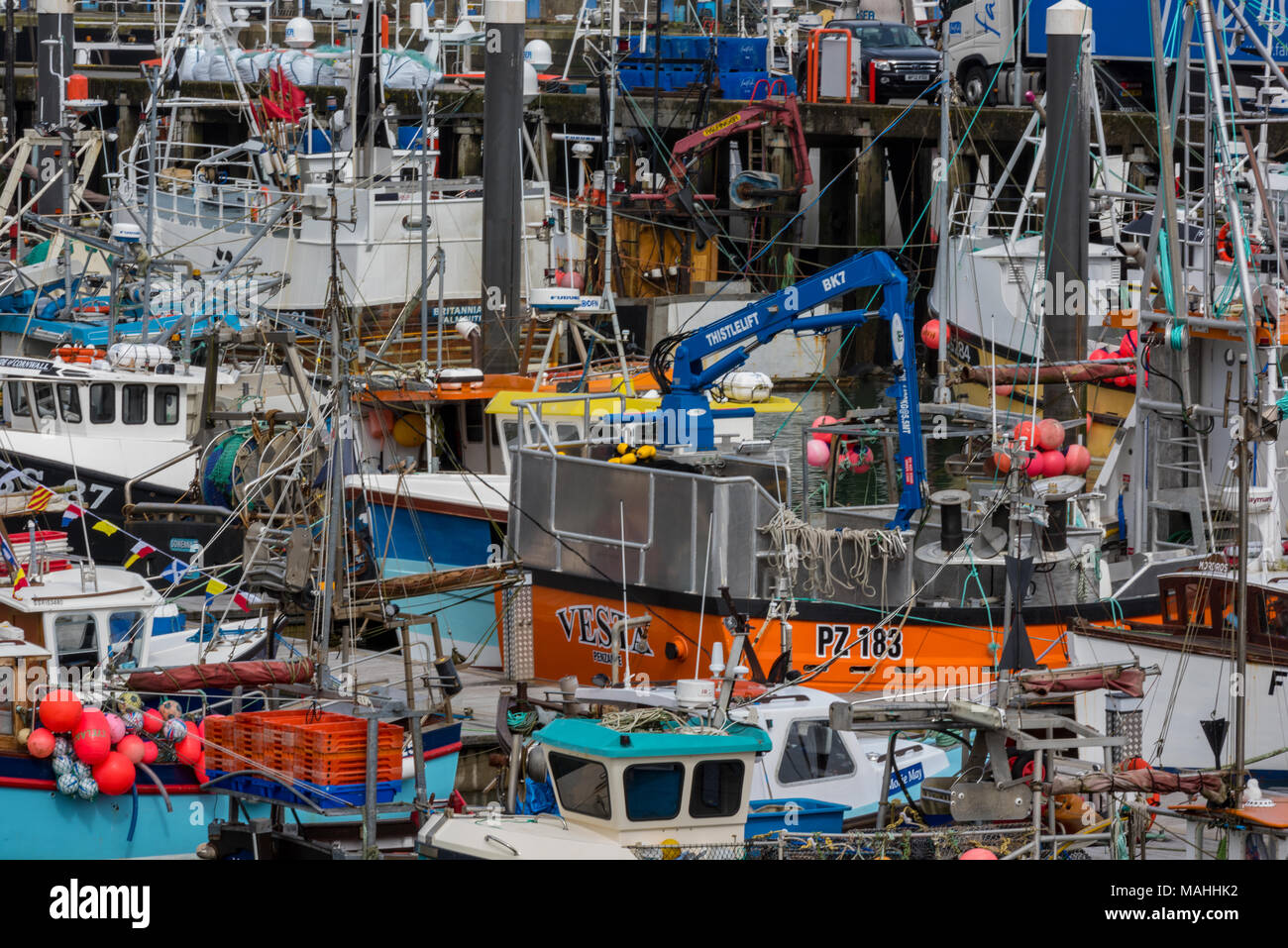 Una grande quantità di barche da pesca e le navi per la pesca a strascico nel trafficato pranzo e angusti cornish città di pescatori di newlyn sulla west coast cornsih. porta colorati Foto Stock