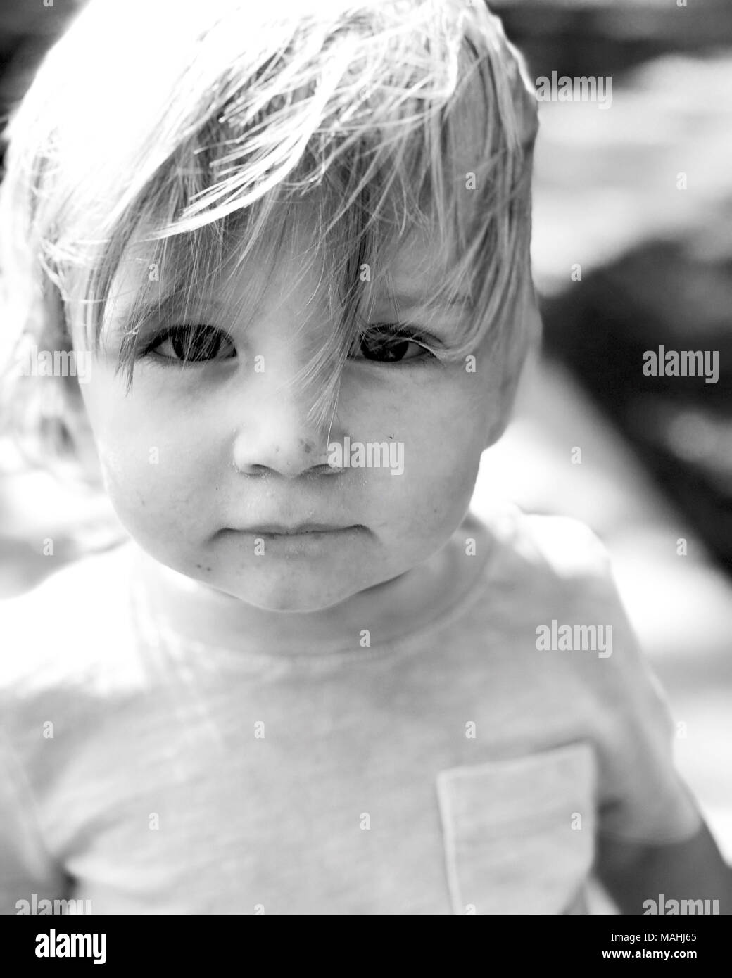 Giovane ragazzo ritratto in bianco e nero Foto Stock