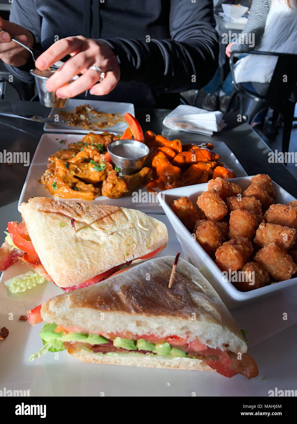 Sandwich di patate dolci Tots e ali di pollo Foto Stock