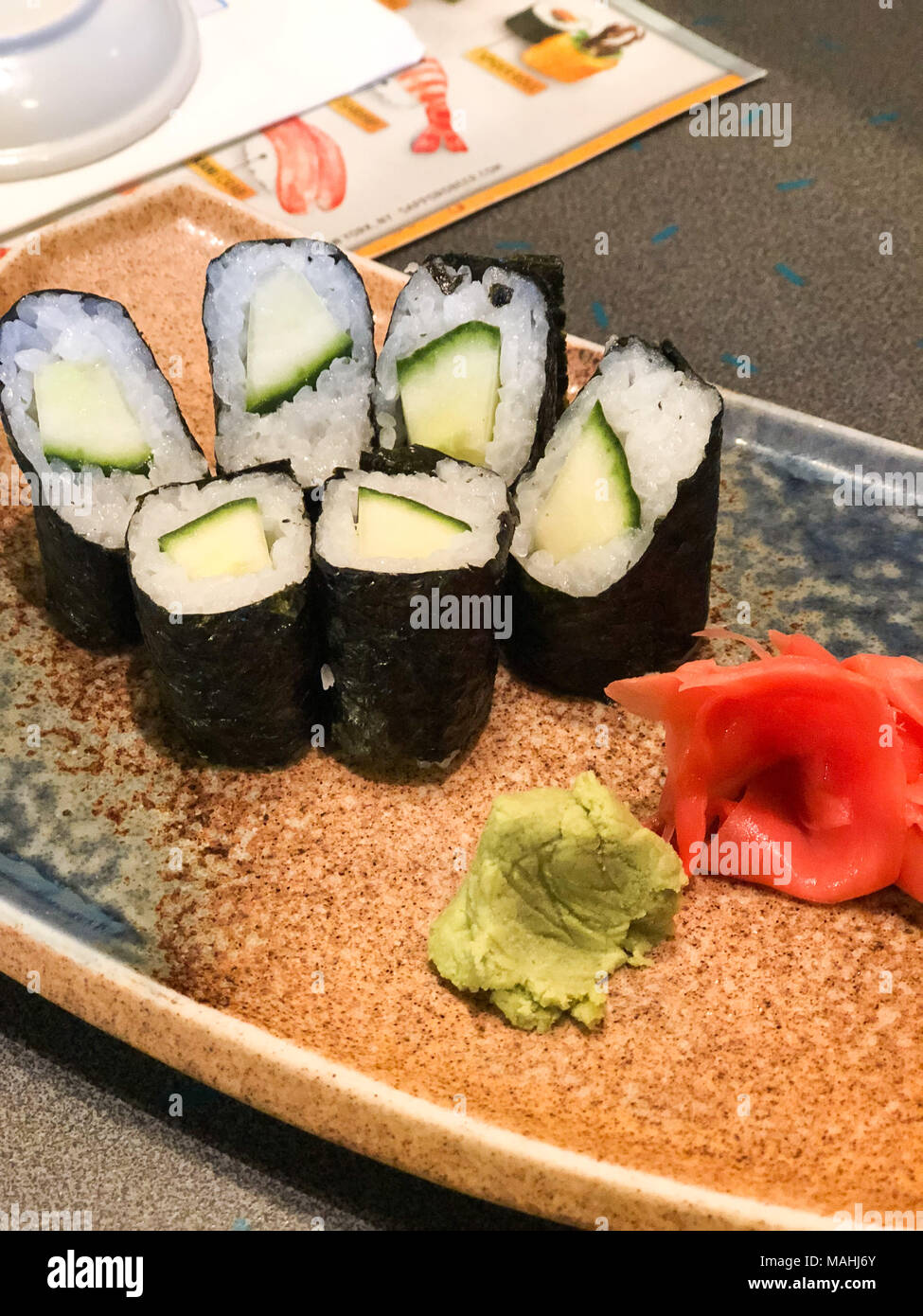 Il cetriolo sushi al ristorante Foto Stock