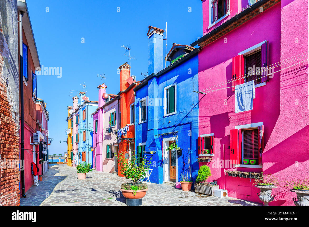 Burano, Italia. Vista delle case colorate all'isola di Burano vicino a Venezia. Foto Stock