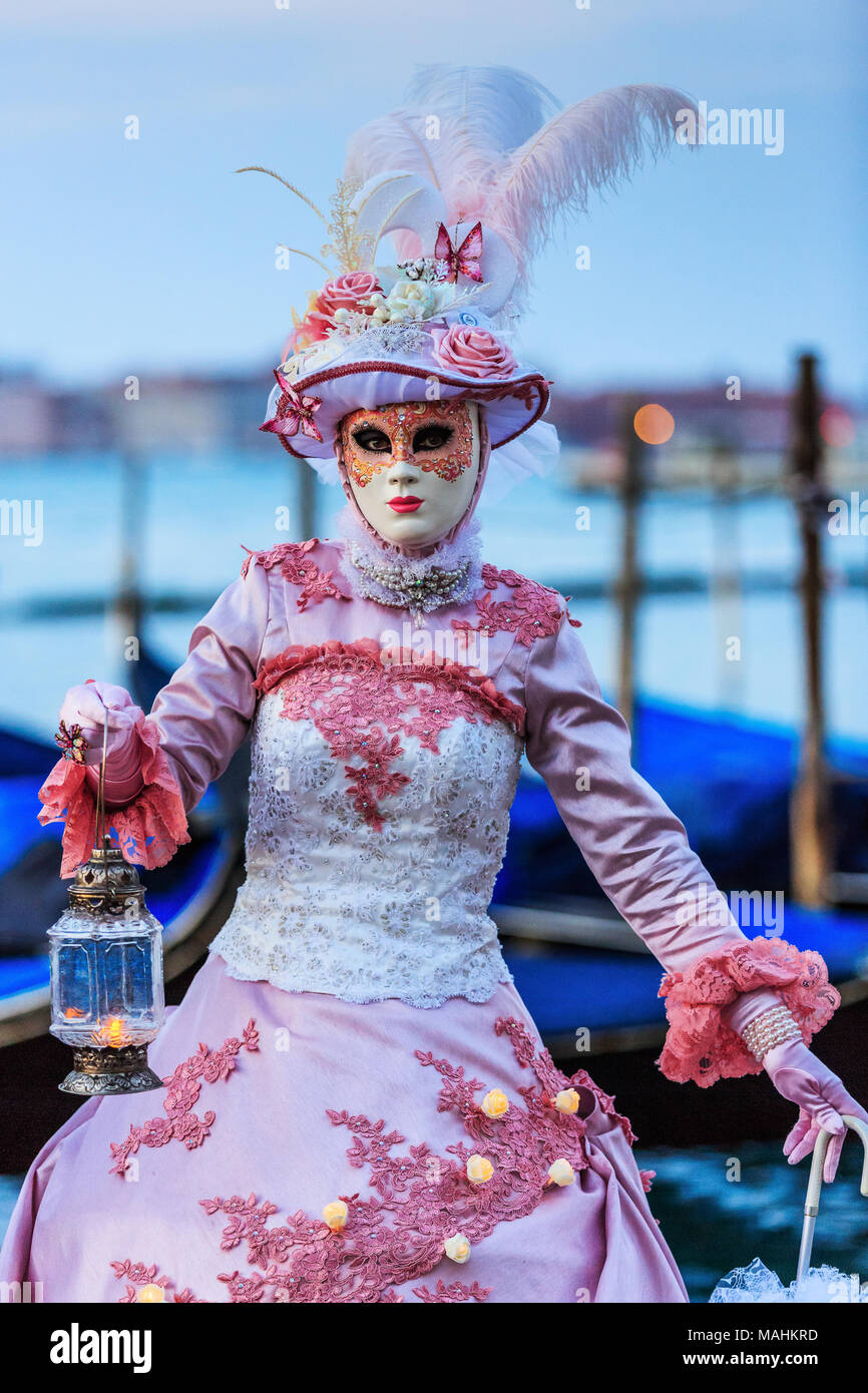 Bella donna in abito principessa blu con maschera nera . Ritratto di  Carnevale di Venezia Foto stock - Alamy