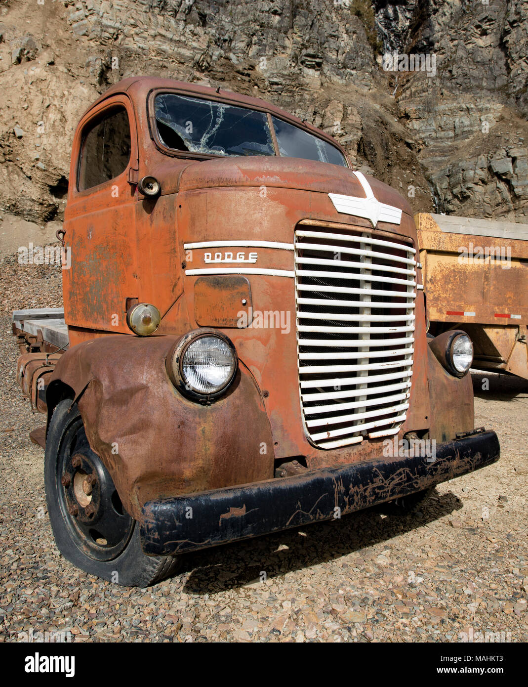 Un 1947 Dodge carrello mansarda, in pietra di una vecchia cava, a est di Clark Fork Idaho. Foto Stock