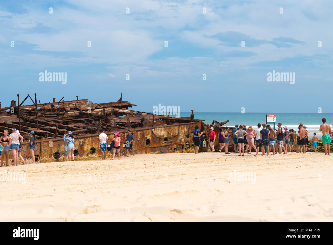 Isola di Fraser, QLD, Australia - 31 dicembre 2017: le persone al il relitto della nave Maheno su 75 Mile beach, una delle più popolari attrazioni su Fraser Island Foto Stock