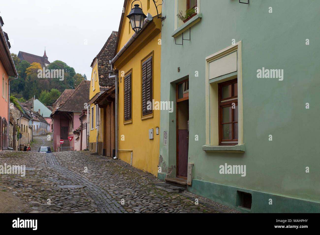 Acciottolate, strette e colorate strade vento fino a Cittadella nella città vecchia di Sighisoara, Transilvania, Romania. Foto Stock