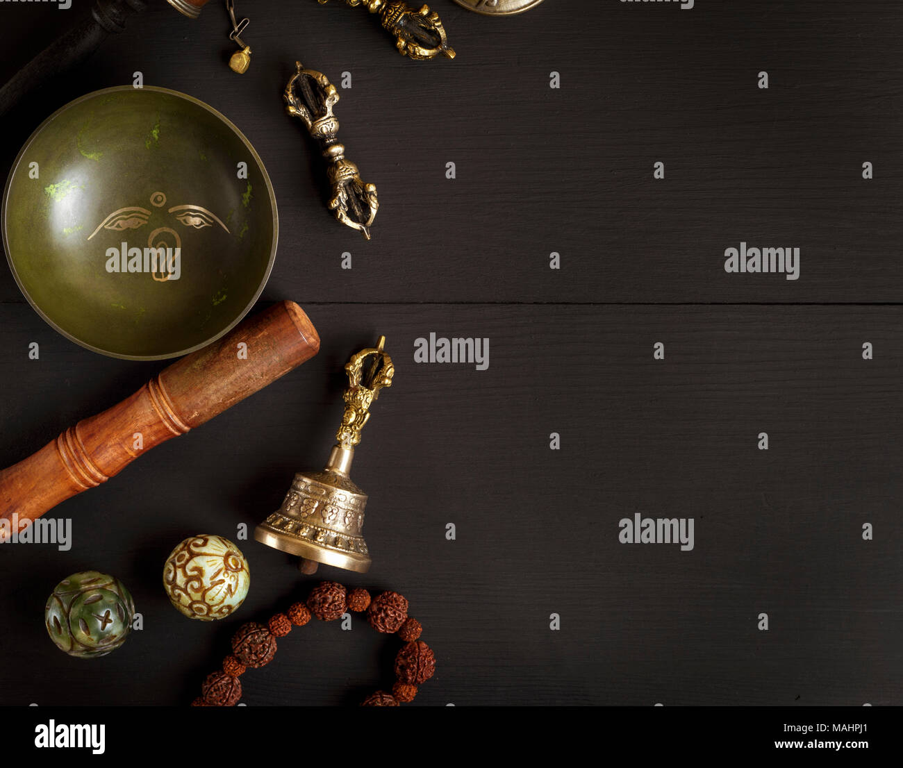 Il rame Singing Bowl, grani di preghiera, pietra le sfere e le altre religiose tibetane oggetti per la meditazione , vista superiore, spazio vuoto Foto Stock