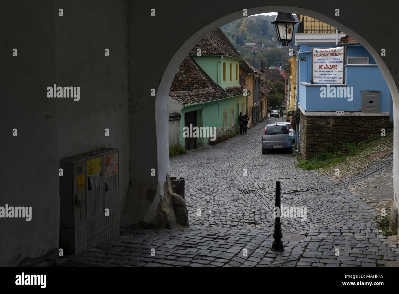 Acciottolate, strette e colorate strade vento fino a Cittadella nella città vecchia di Sighisoara, Transilvania, Romania. Foto Stock