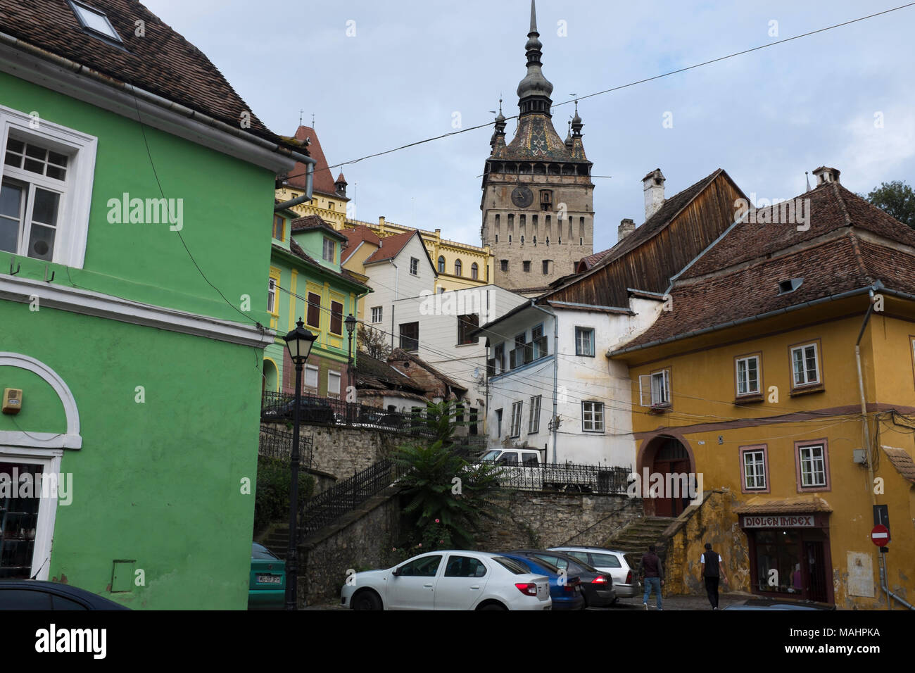 Guardando verso l'alto la cittadella medioevale nel centro storico di Sighisoara, Transilvania, Romania. Foto Stock