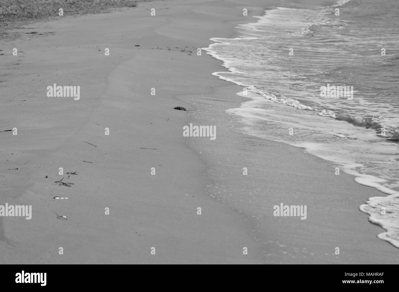 Zoom sulla spiaggia del Mare Mediterraneo Foto Stock