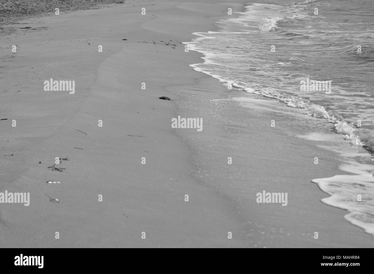Zoom sulla spiaggia del Mare Mediterraneo Foto Stock