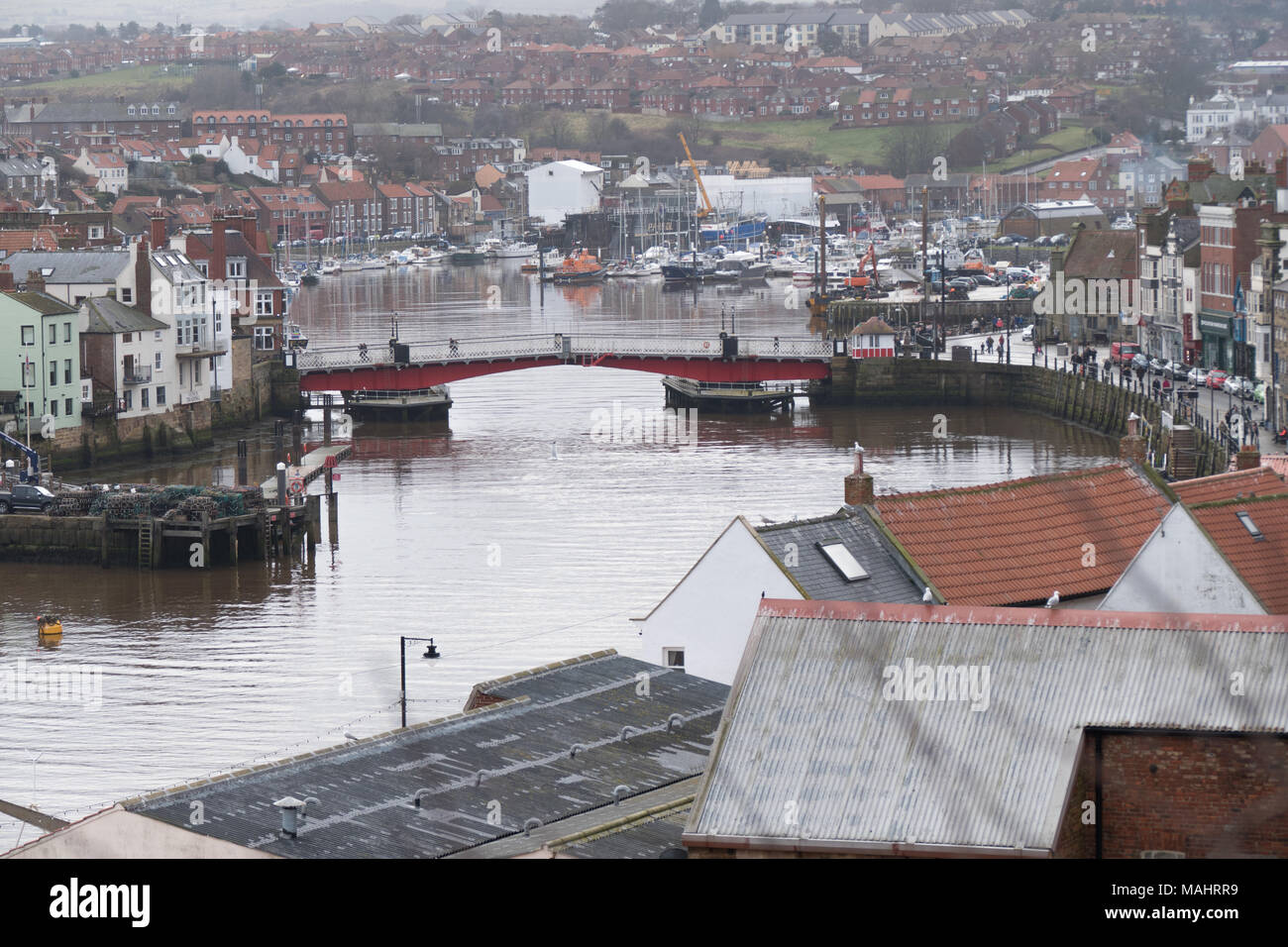 Un freddo, opaca e nuvoloso giorno di marzo in e intorno al vecchio porto da pesca di Whitby Foto Stock