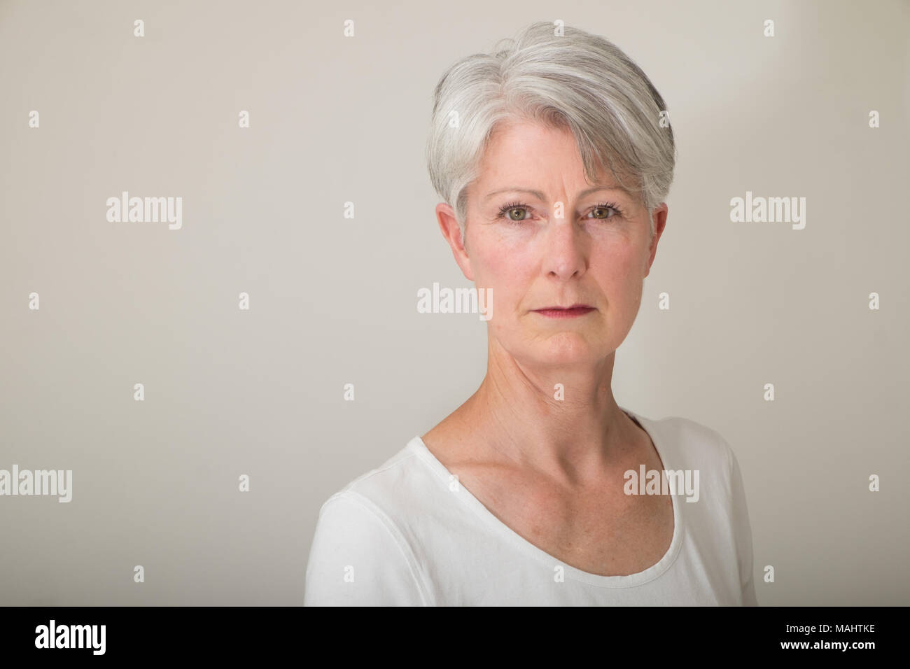 Senior attraente dama con i capelli grigi Foto Stock