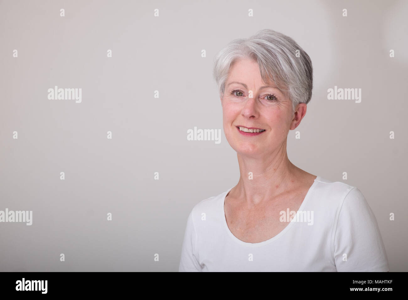 Senior attraente dama con i capelli grigi Foto Stock