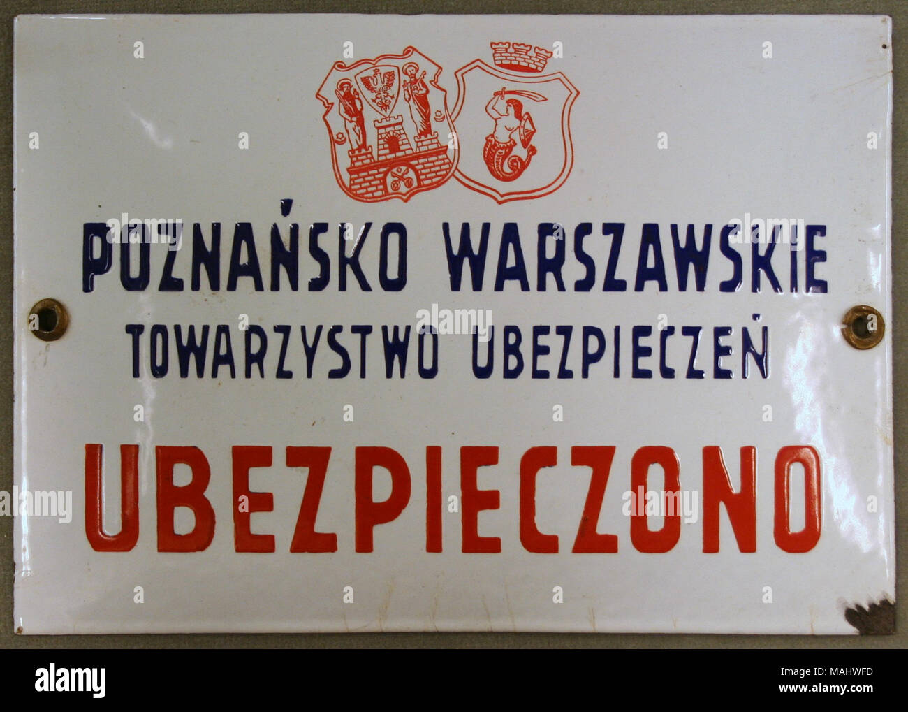 Ferro firemark smalto per Poznansko Warszawskie Towarzystwo Ubezpieczen Ubezpieczono a Poznen, Polonia mostra in rosso e bianco cresta sopra il nome della società in rosso e blu scritte tutte su sfondo bianco Titolo: Fire mark per Poznansko Warszawskie Towarzystwo Ubezpieczen Ubezpieczono a Poznen, Polonia . 1919. Foto Stock