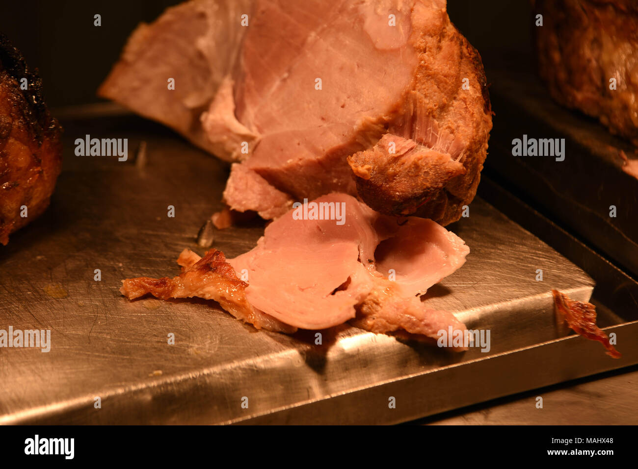 Tradizionale arrosto di maiale o gammon con alcune fette Foto Stock