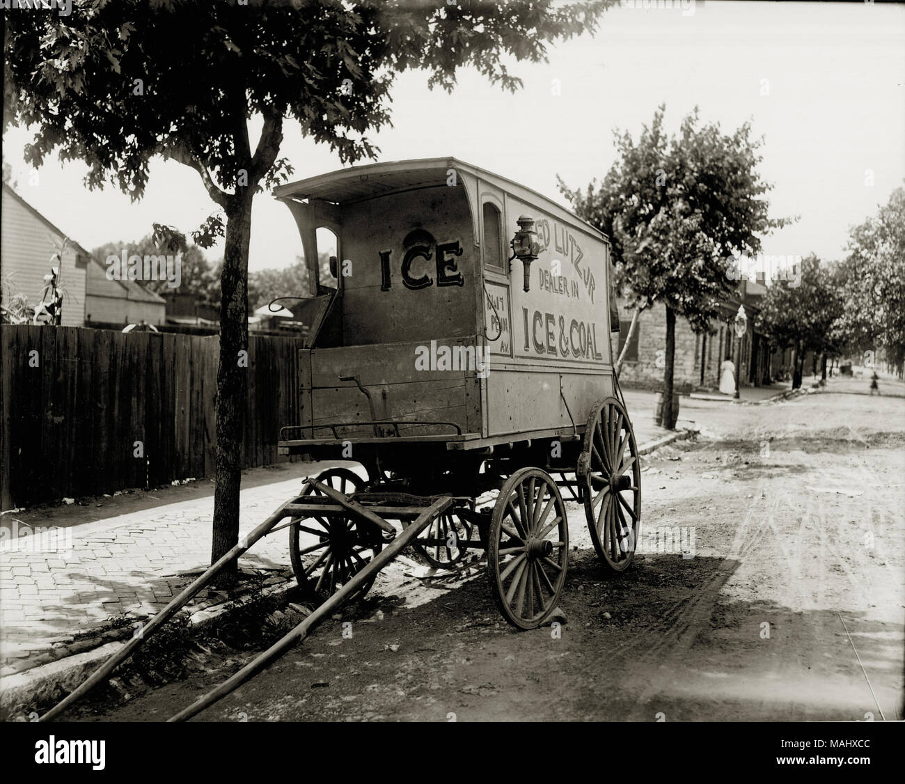 Titolo: Fred Lutz, Jr. Carro di ghiaccio. Fred Lutz, Jr., Dealer in ghiaccio e carbone, 8417 Pennsylvania Avenue. . Circa 1909. Foto Stock