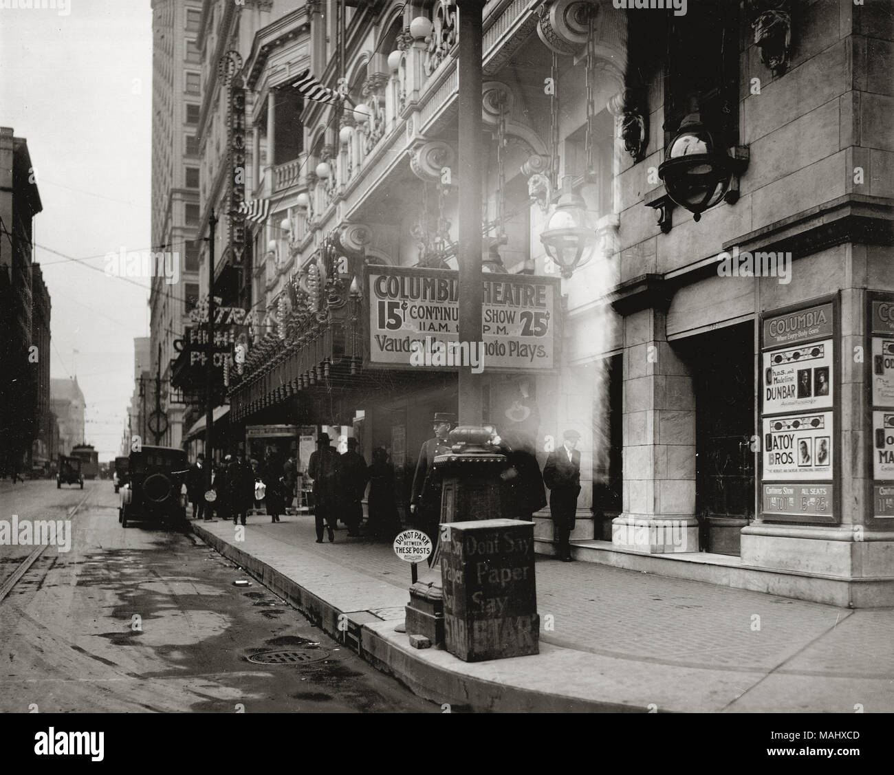Sesto Street a sud di San Charles Street. Columbia Theatre, 425 North Sesto Street. Il teatro della marquee annuncia "Vaudeville e riproduce foto' per 15 centesimi e 25 centesimi. Il marquee del teatro del filamento è parzialmente oscurata. Titolo: Sesto Street a sud di San Charles Street. Columbia Theatre, 425 North Sesto Street. . Circa 1915. Foto Stock