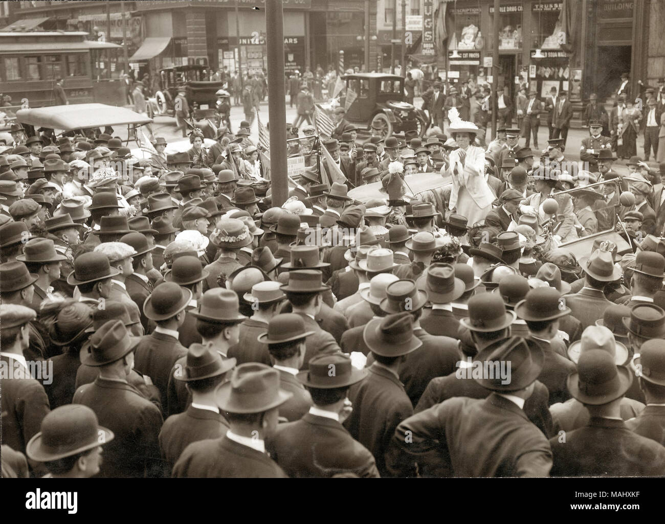 Titolo: Kate Richards O'Hare rivolgendosi a una folla di fronte al San Luigi di Casa Corte Nazionale il suffragio femminile il giorno 2 maggio 1914. . 1914. Russell Froelich Foto Stock