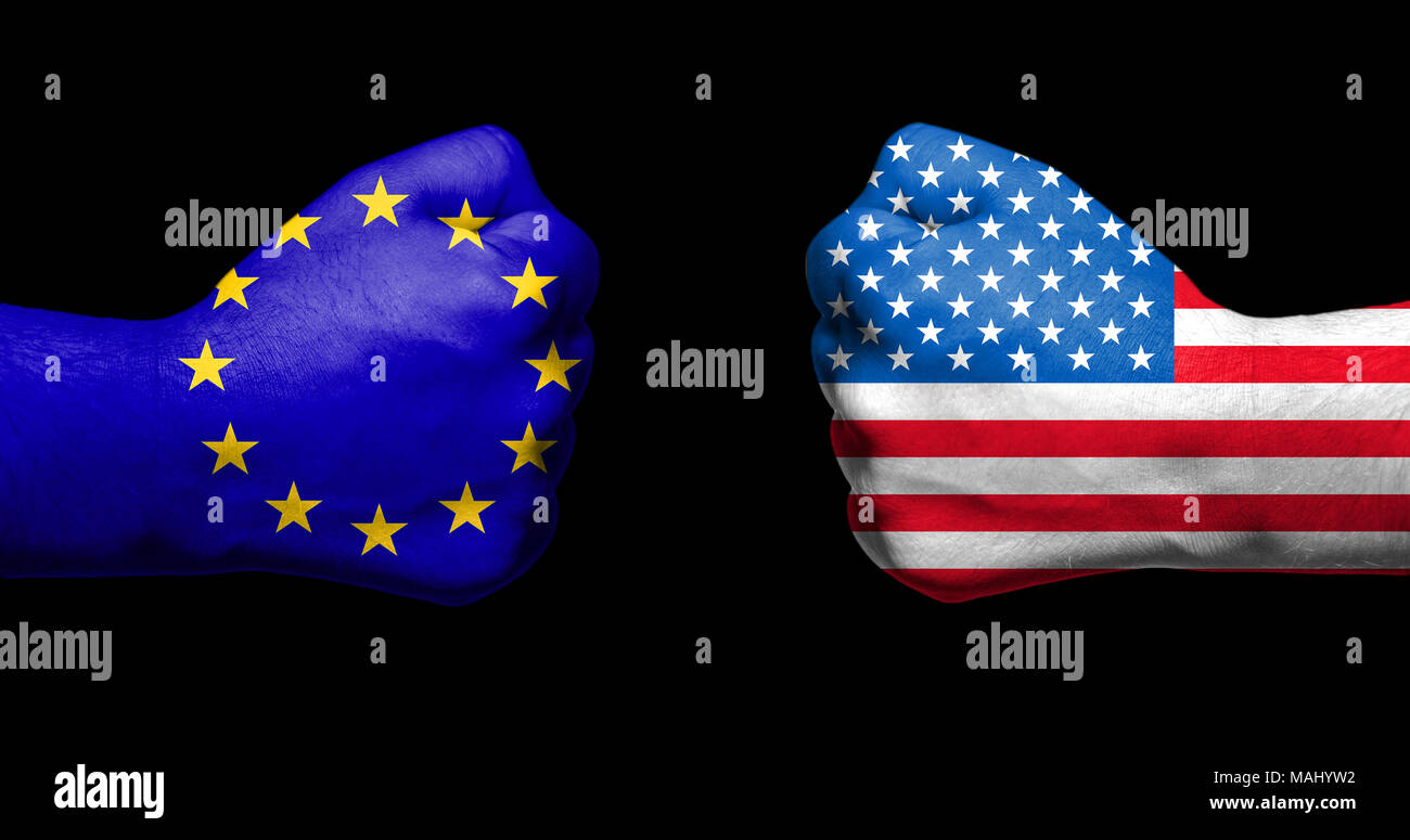 Bandiere di Unione europea e Stati Uniti d'America dipinta su due pugni rinserrata affacciati su sfondo nero/Unione europea contro gli Stati Uniti di controversie commerciali Nozione Foto Stock