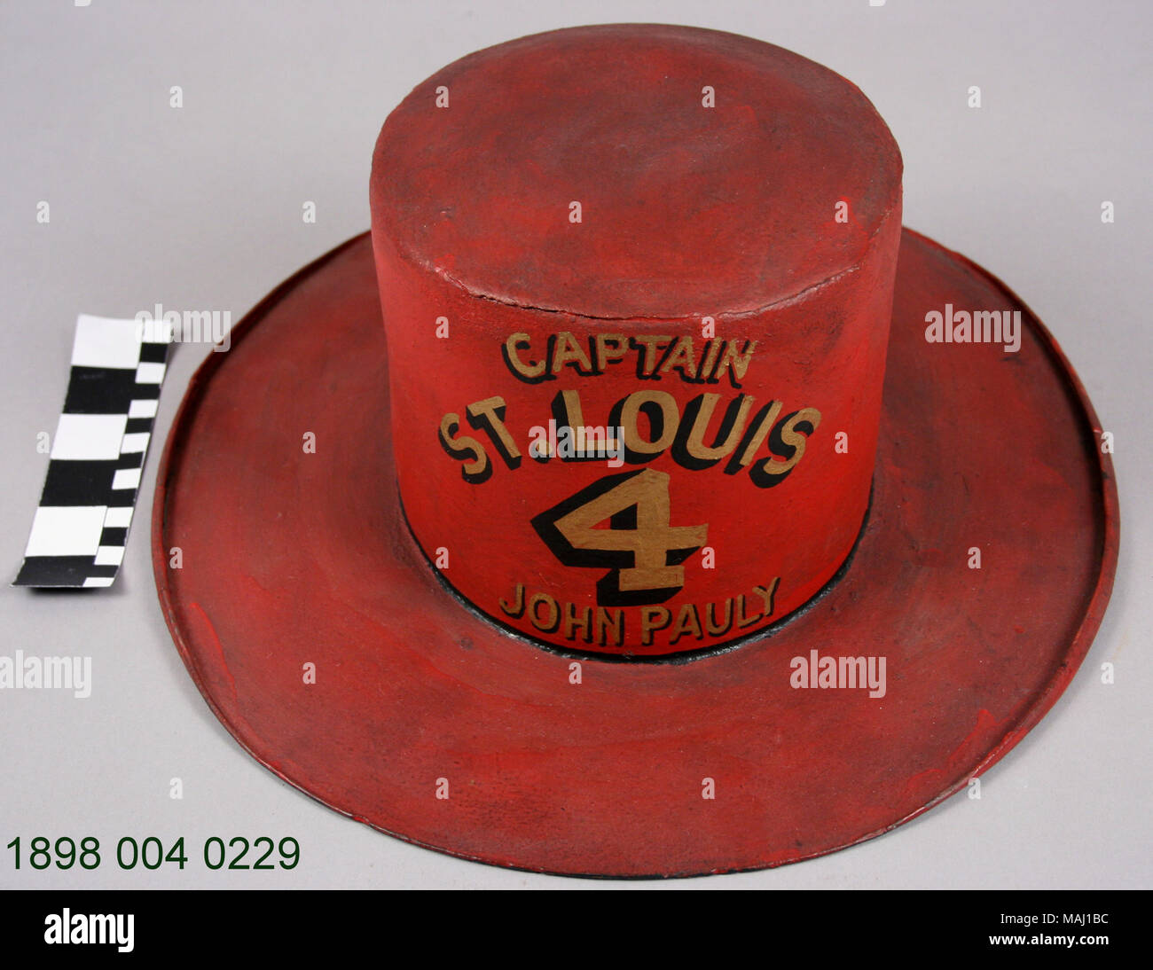 Dipinto di fuoco in feltro cappello indossato dal capitano John Pauly di San Louis Fire Company No. 4 Titolo: cuoio verniciato fire cappello indossato da Giovanni Pauly . circa 1841. Foto Stock Dipinto di fuoco in feltro cappello indossato dal capitano John Pauly di San Louis Fire Company No. 4 Titolo: cuoio verniciato fire cappello indossato da Giovanni Pauly . circa 1841. Foto Stock