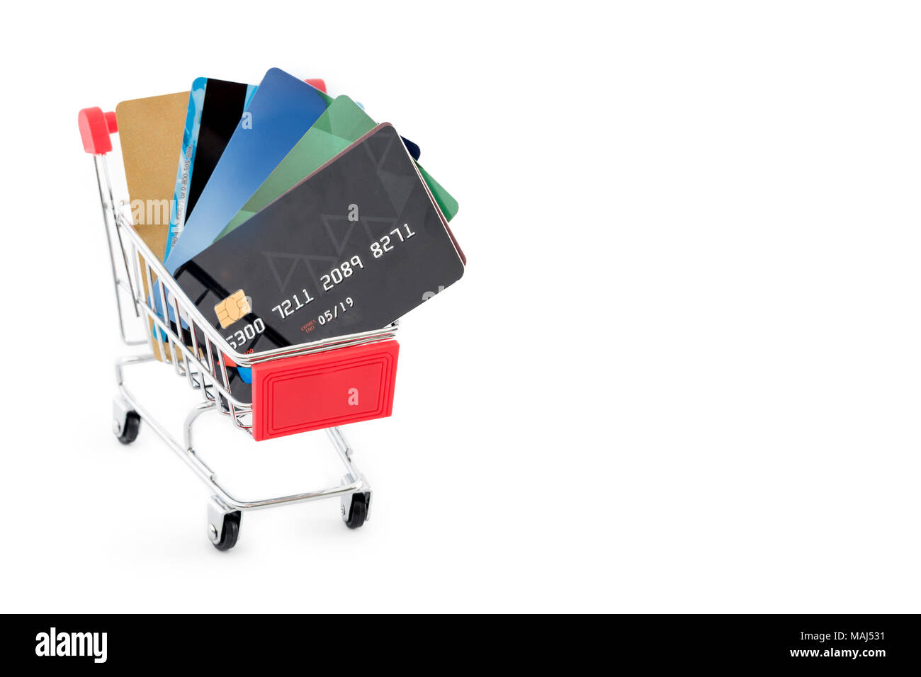 Carrello della spesa con carte di credito su sfondo bianco. Foto Stock