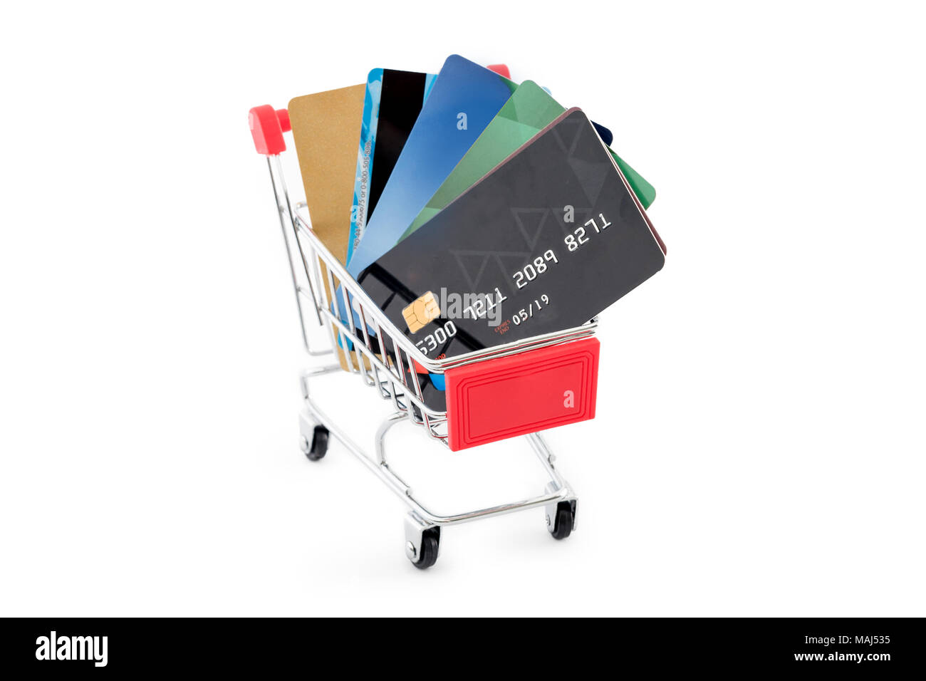 Carrello della spesa con carte di credito su sfondo bianco. Foto Stock