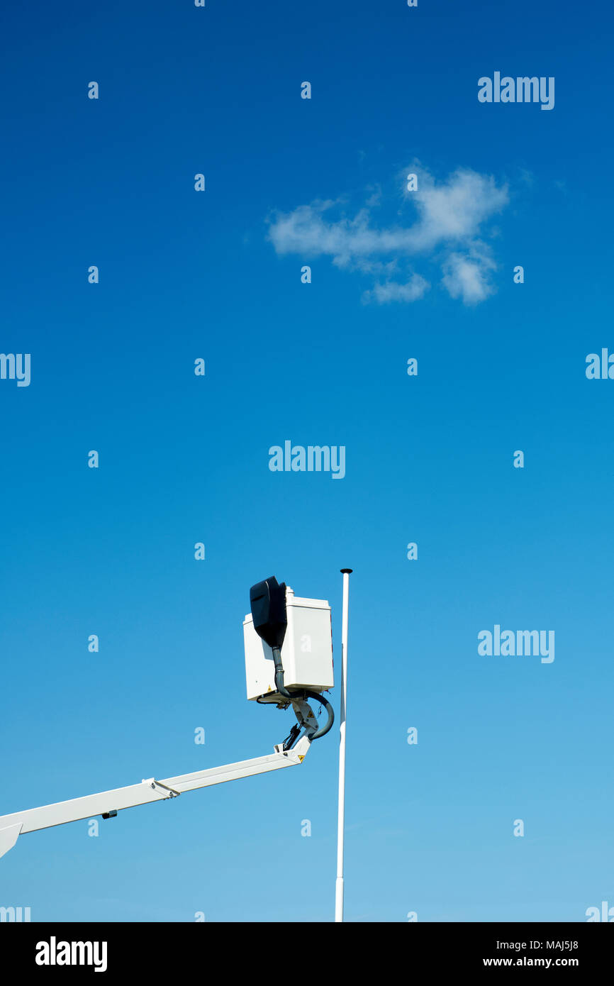 Un flag pole con nessuna bandiera e un cherry picker sollevare Foto Stock