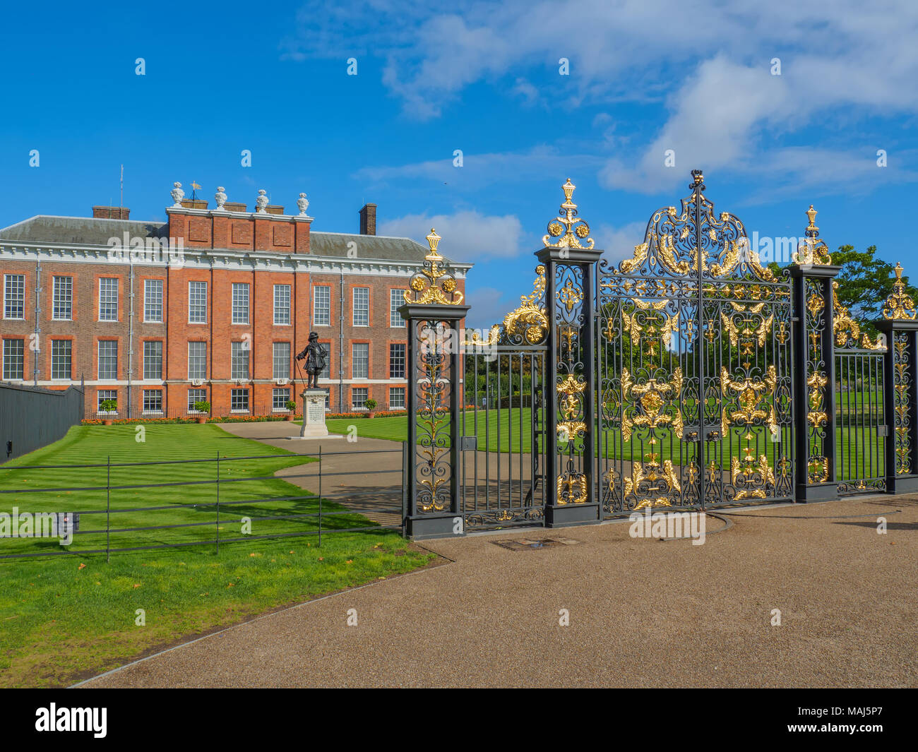 Vista di Kensington Palace, la residenza reale è situato nel quartiere di Kensington Gardens con una statua di re Guglielmo III a Londra in una giornata di sole. Foto Stock