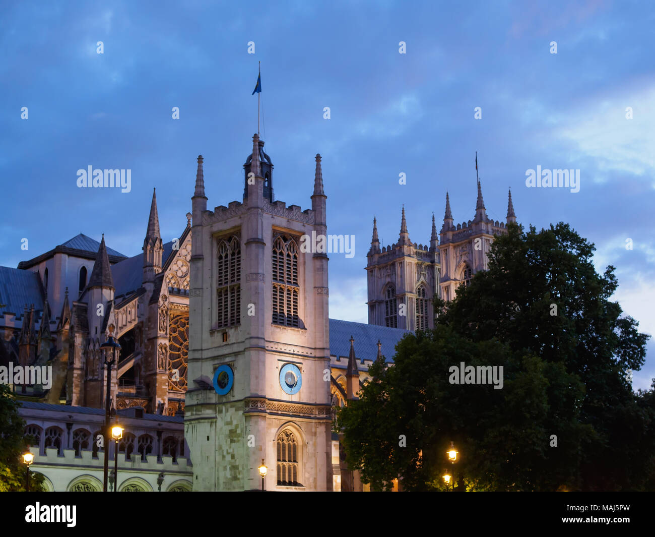 Vista della chiesa di St Margaret con il Westminster Abbey in background sulla piazza del Parlamento, London tutti illuminati al crepuscolo. Foto Stock