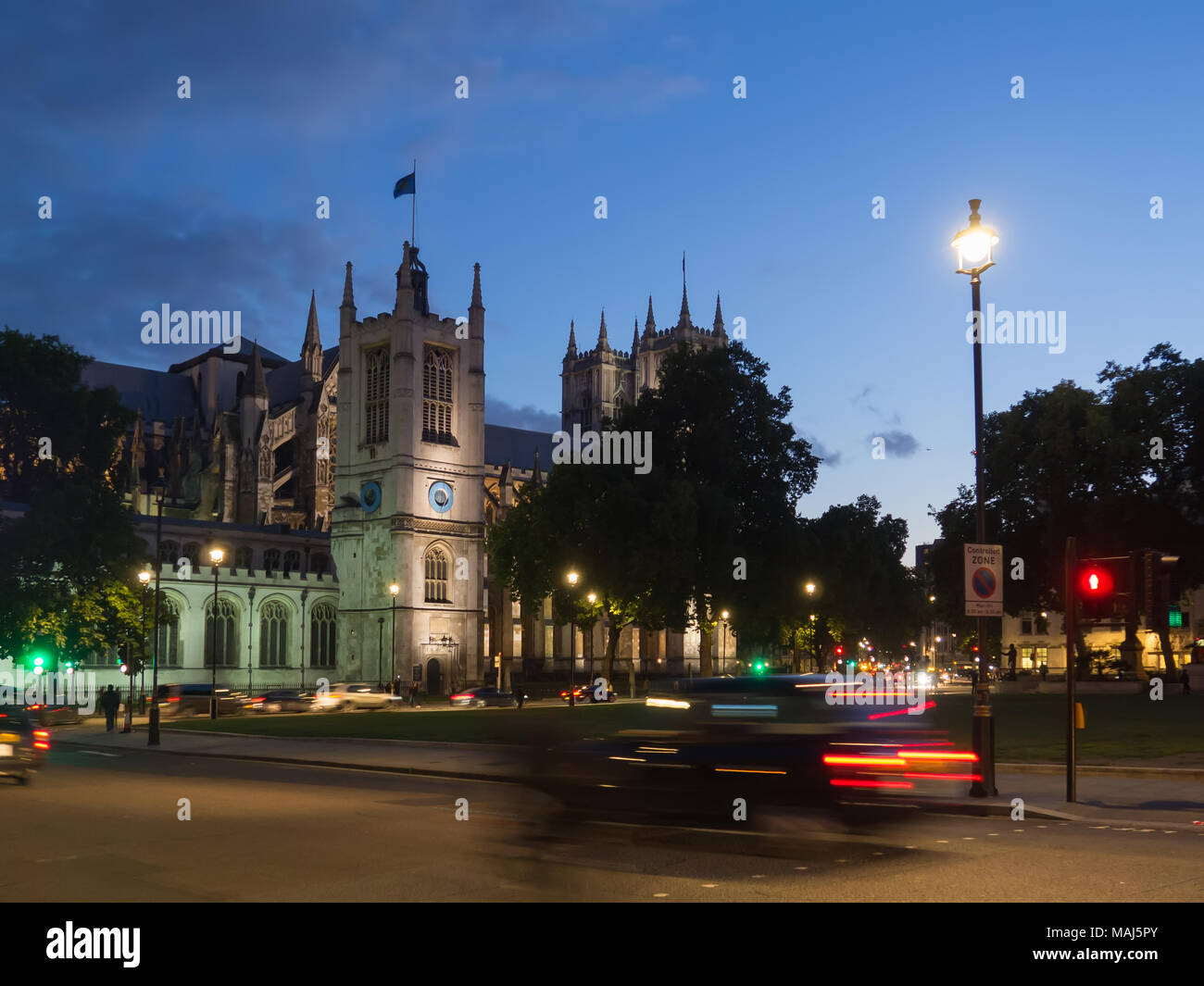 Vista della chiesa di St Margaret con il Westminster Abbey in background sulla piazza del Parlamento, London tutti illuminati al crepuscolo. Foto Stock