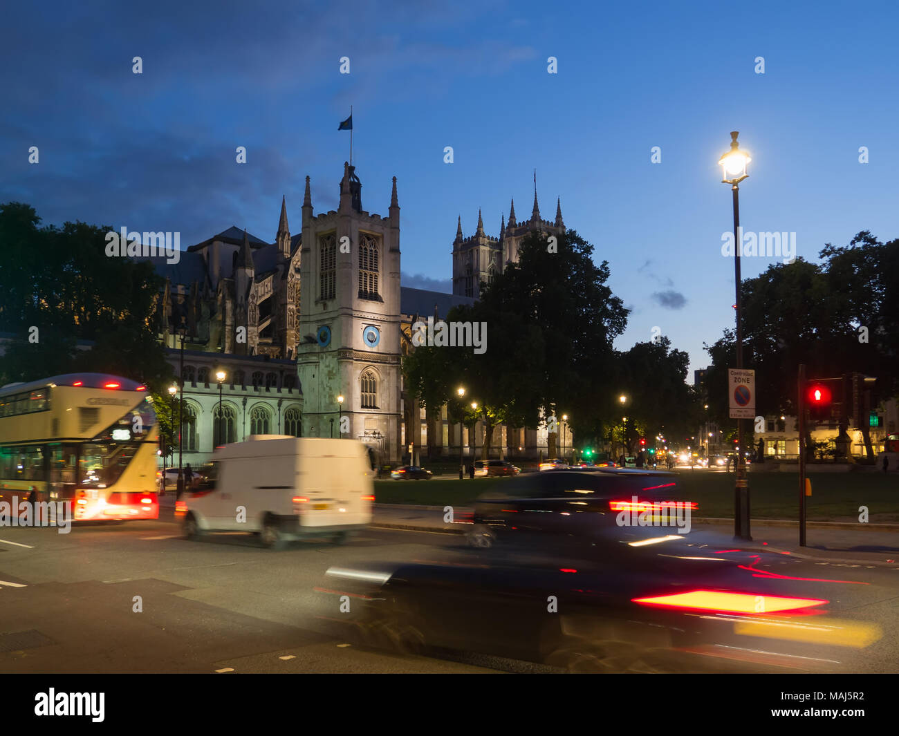 Vista della chiesa di St Margaret con il Westminster Abbey in background sulla piazza del Parlamento, London tutti illuminati al crepuscolo. Foto Stock