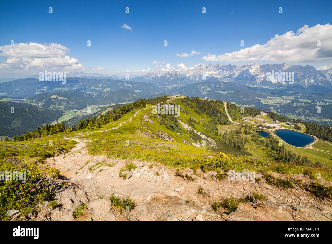 Vista dal sentiero escursionistico dalla montagna Reiteralm per Gasselhoehe al lago e distante la gamma della montagna Dachstein in Austria Foto Stock